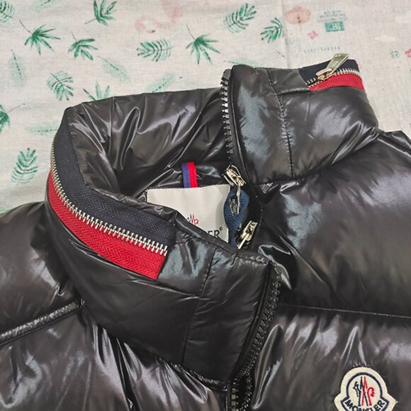 Moncler Padded Logo-Patch Black Gilet - Picture 8 of 11